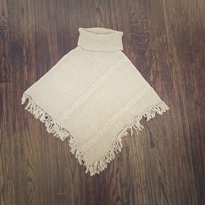 A cozy grey poncho!!🤍🖤